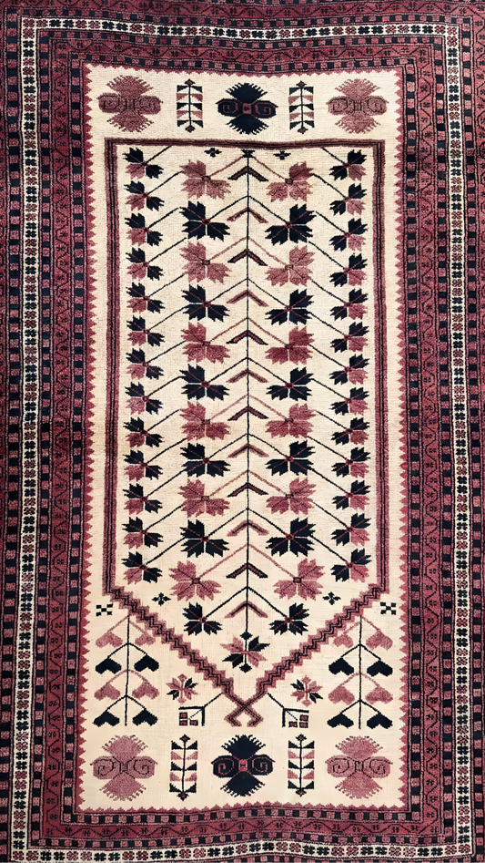 Aito käsinkudottu matto 100 % luomuvillasta luonnonväreillä. Uniikki anatolialainen laatu ja tarina kotiisi