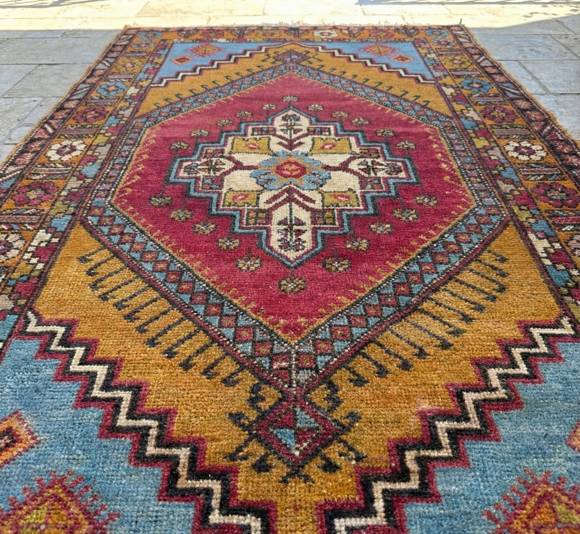 Ekte håndknyttet teppe i 100 % økologisk ull med naturlige farger. Unik anatolsk kvalitet for ditt hjem